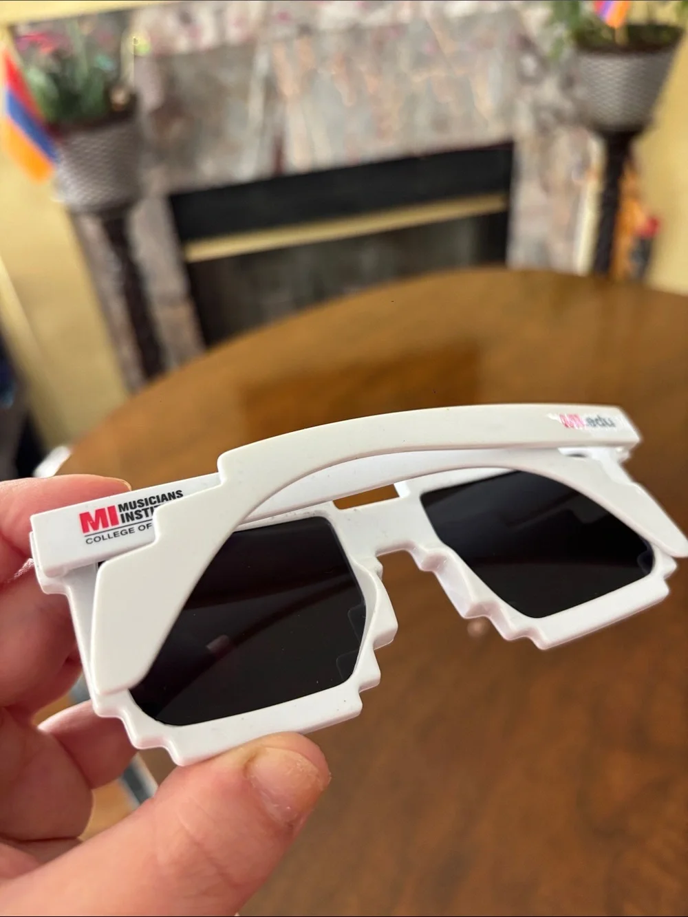 White Pixel-Frame Sunglasses Modern Blocky Design